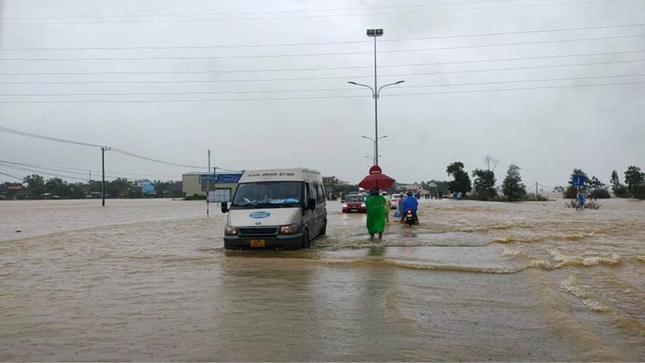Quảng Nam mưa lớn, nhiều đoạn trên Quốc lộ 1 chìm trong biển nước ảnh 5