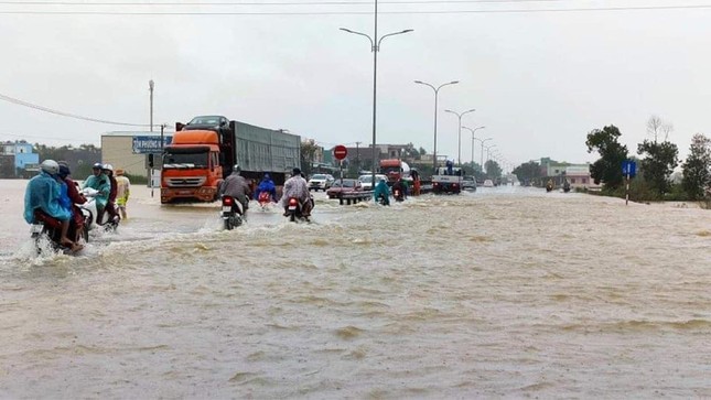 Quảng Nam mưa lớn, nhiều đoạn trên Quốc lộ 1 chìm trong biển nước ảnh 1