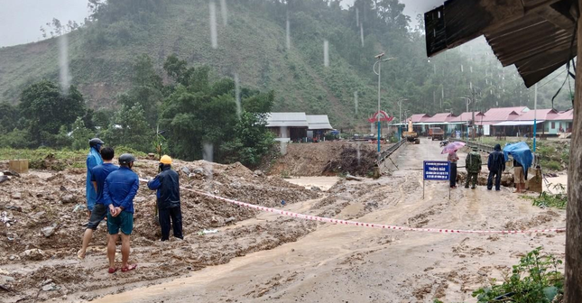 Mưa lớn, sạt lở ở vùng núi Quảng Nam, di dời hàng trăm hộ khỏi vùng nguy hiểm ảnh 3