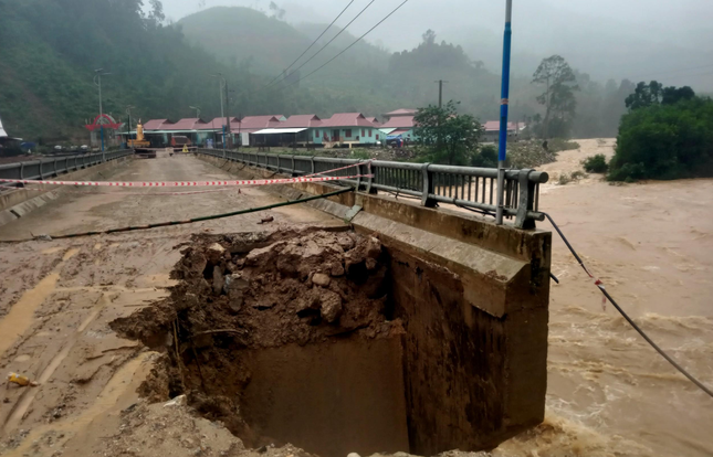 Mưa lớn, sạt lở ở vùng núi Quảng Nam, di dời hàng trăm hộ khỏi vùng nguy hiểm ảnh 2