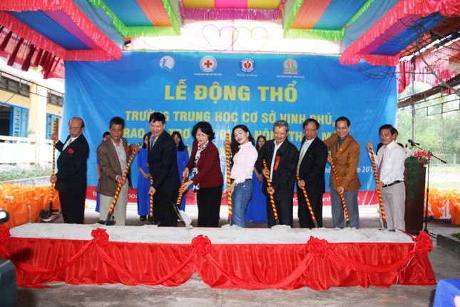 Phó Chủ tịch nước thăm, tặng quà Tết cho người nghèo TT-Huế ảnh 3