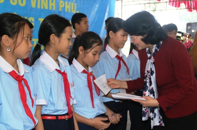 Phó Chủ tịch nước thăm, tặng quà Tết cho người nghèo TT-Huế ảnh 1