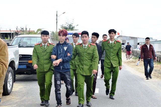 Về quê ăn Tết, hai thanh niên vác kiếm đi cướp ảnh 1