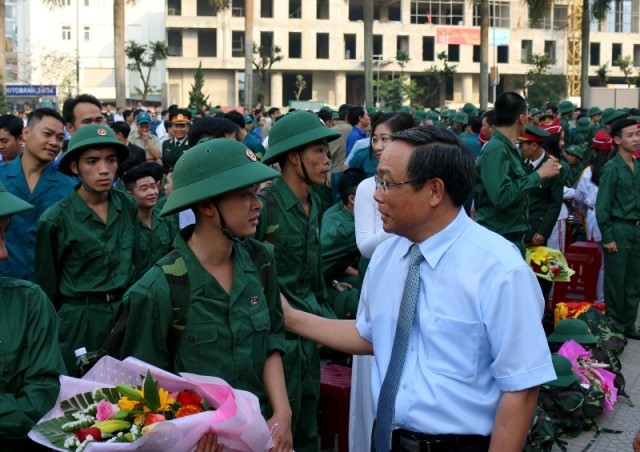 Cử nhân, viên chức, người vừa lập gia đình tình nguyện nhập ngũ ảnh 3