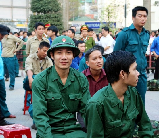 Cử nhân, viên chức, người vừa lập gia đình tình nguyện nhập ngũ ảnh 7