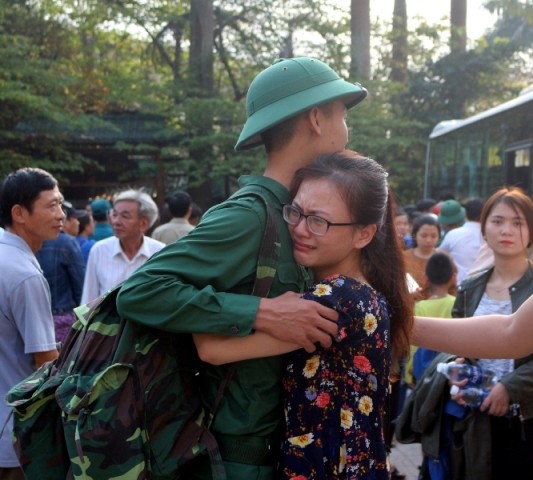 Cử nhân, viên chức, người vừa lập gia đình tình nguyện nhập ngũ ảnh 1
