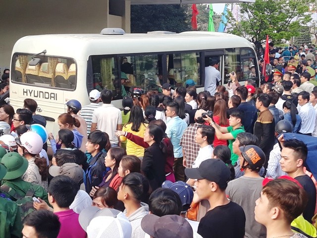 Cử nhân, viên chức, người vừa lập gia đình tình nguyện nhập ngũ ảnh 6