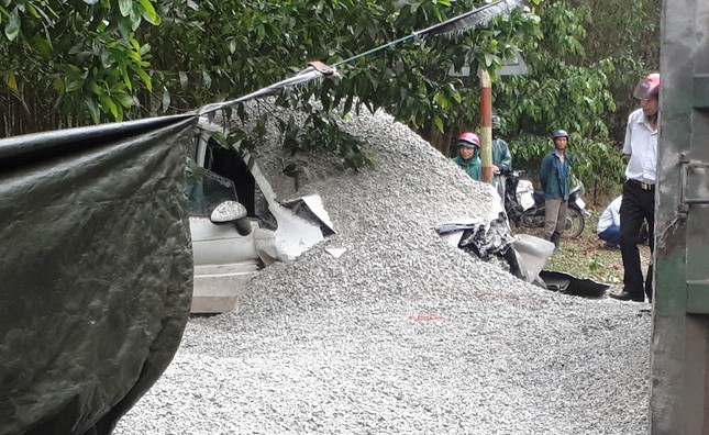 Cô dâu, chủ rể chết khiếp khi xe hoa suýt bị ô tô tải đè nát ảnh 3