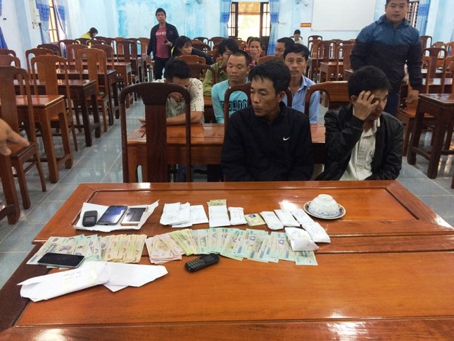 Phá thêm một sới bạc xóc đĩa với nhiều “quý bà” tham gia ảnh 1