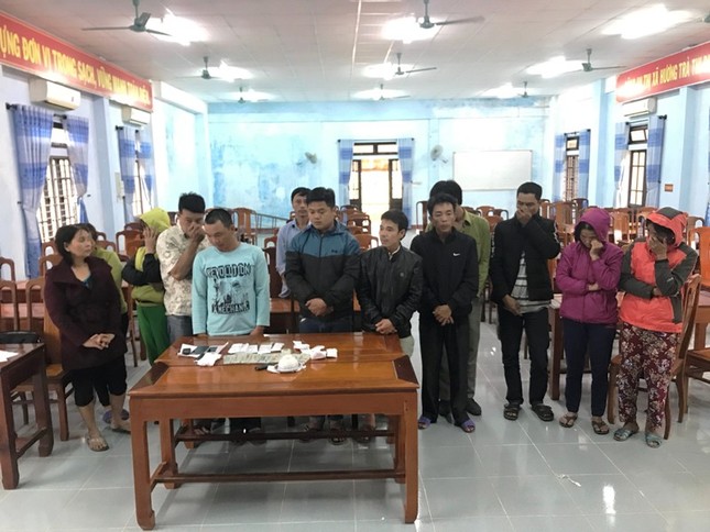Phá thêm một sới bạc xóc đĩa với nhiều “quý bà” tham gia ảnh 2