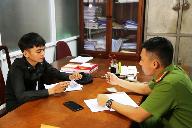 Dùng dao đâm người vì nghi ngờ chia rẽ tình cảm ảnh 1