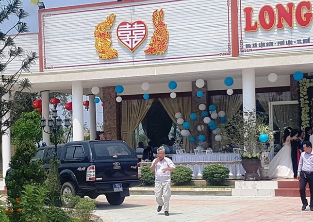 Xe công nườm nượp đưa đón quan chức dự tiệc cưới gây xôn xao làng quê ảnh 2