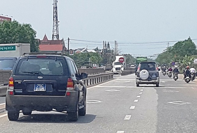Xe công nườm nượp đưa đón quan chức dự tiệc cưới gây xôn xao làng quê ảnh 4