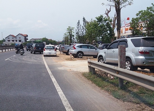 Xe công nườm nượp đưa đón quan chức dự tiệc cưới gây xôn xao làng quê ảnh 3