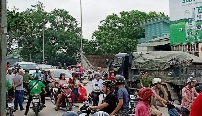 Tài xế ô tô 'nói chuyện' bằng dao sau va chạm giao thông ảnh 1