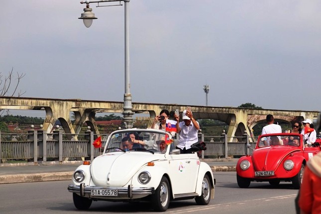 Mãn nhãn ngắm dàn siêu xe Volkswagen đổ bộ Cố đô Huế ảnh 1