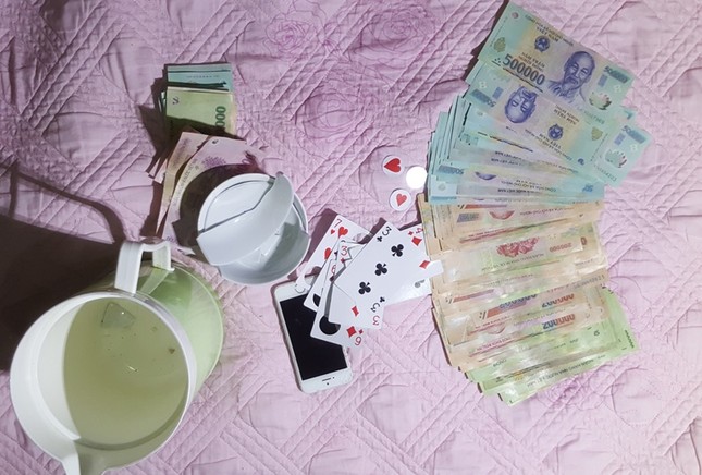 Cảnh sát hình sự phá ổ xóc đĩa trong đêm, thu hàng trăm triệu ảnh 1