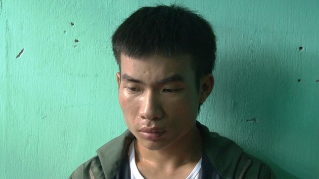 Hai thanh niên phá cửa phòng trọ của bạn để giúp tẩu tán ma túy ảnh 1