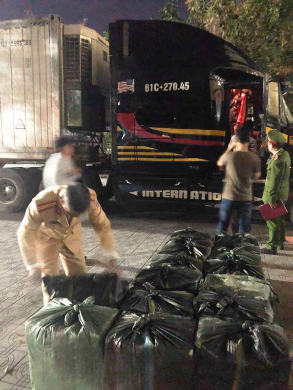 Phát hiện một lượng 'khủng' thuốc lá lậu trên xe đầu kéo ảnh 1