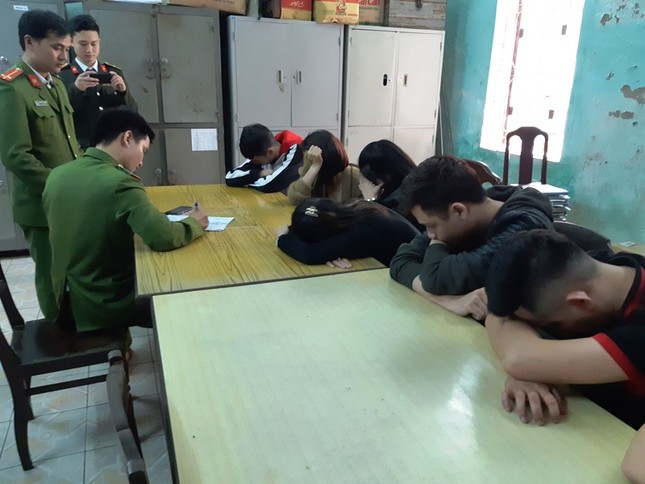 Phát hiện 13 thanh thiếu niên 'phê' ma túy trong tiệm tóc ảnh 1