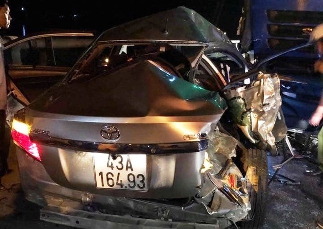 Xe con vượt ẩu trước cửa hầm, 5 người thương vong ảnh 1