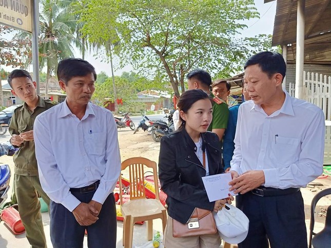 Mùng một Tết, “bà hỏa” bất ngờ thiêu rụi tiệm áo quần, giày dép thời trang ảnh 2
