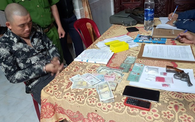 Mang súng ống đi ‘giao dịch’ ma túy ngày đầu năm, ‘đụng’ phải công an ảnh 1
