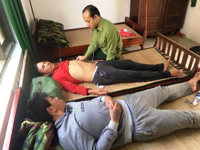 Ứng cứu khẩn cấp 11 thuyền viên trên chiếc thuyền vỡ mạn giữa biển ảnh 2