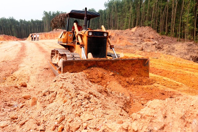 Dự án cao tốc qua Huế gấp rút từng ngày, công trình tái định cư vẫn ngổn ngang, trên giấy ảnh 6