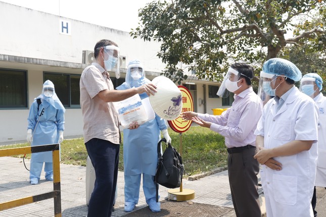 Bệnh nhân thứ 33 mắc COVID-19 xuất viện tại Huế ảnh 3