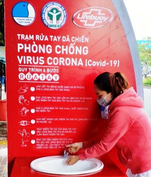 Vận hành trạm rửa tay dã chiến do Tỉnh Đoàn, Hội LHTNVN tỉnh TT-Huế trao tặng ảnh 2