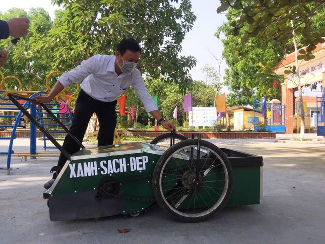 Độc đáo xe gom rác mini tự chế giá thành dưới 1 triệu đồng của thầy giáo trường làng ảnh 1