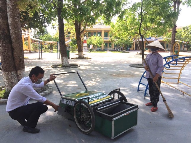 Độc đáo xe gom rác mini tự chế giá thành dưới 1 triệu đồng của thầy giáo trường làng ảnh 2