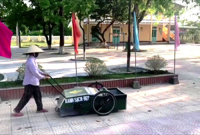 Độc đáo xe gom rác mini tự chế giá thành dưới 1 triệu đồng của thầy giáo trường làng ảnh 6