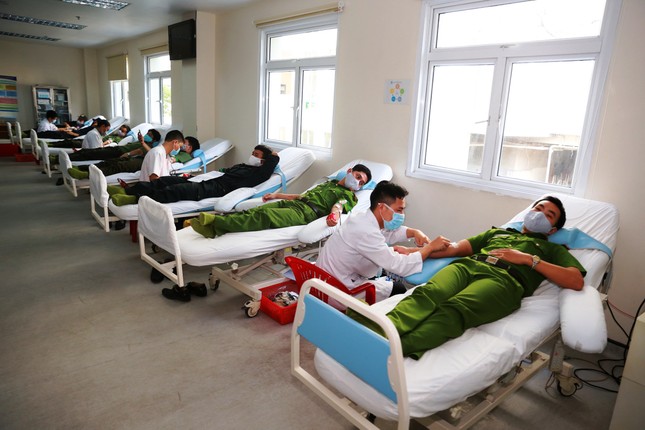 Hơn 260 cán bộ, chiến sĩ công an thành phố Huế hiến máu tình nguyện ảnh 1