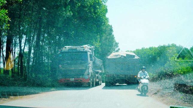 Đường tỉnh oằn mình ‘chịu trận’ xe quá tải dự án cao tốc Cam Lộ - La Sơn ảnh 6