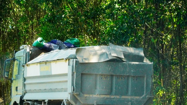 Đường tỉnh oằn mình ‘chịu trận’ xe quá tải dự án cao tốc Cam Lộ - La Sơn ảnh 1