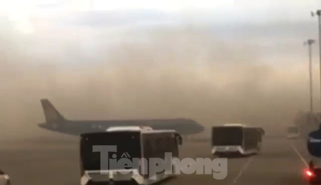Hãi hùng hình ảnh bão bụi bao trùm sân bay Phú Bài như 'ngày tận thế' ảnh 4