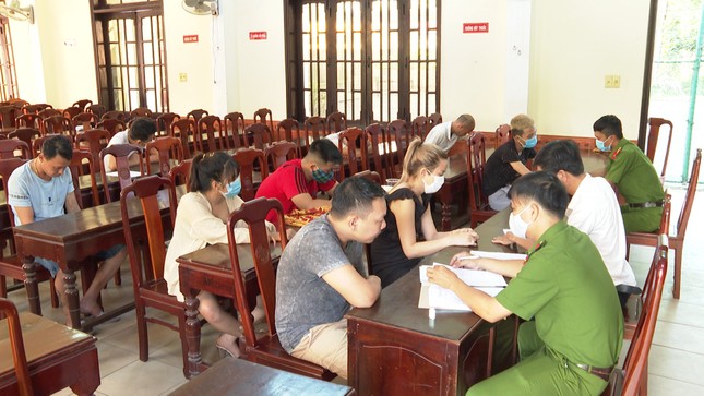 Phát hiện 20 nam nữ thanh niên ‘lên tiên’ trong cùng nhà nghỉ ảnh 1