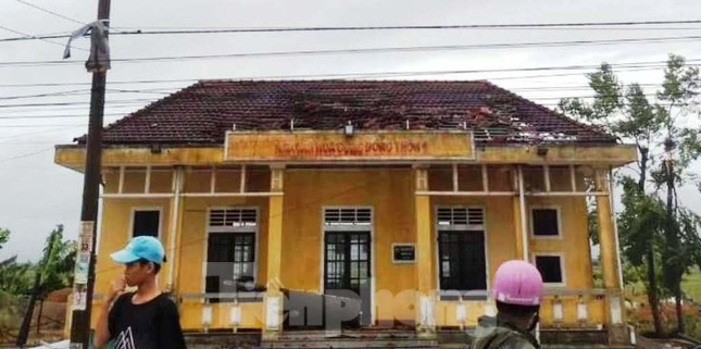 Cây đổ hàng loạt, mất điện, hàng nghìn nhà tốc mái do bão số 5 ảnh 9