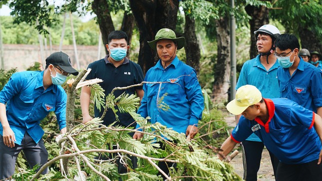 Gần 1.500 ĐVTN Huế miệt mài ‘giải cứu’ đường phố tắc nghẽn sau bão ảnh 7
