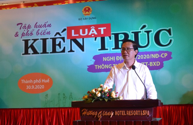 Đoàn xe biển xanh dừng trên cầu Nhật Lệ, Thứ trưởng Bộ Xây dựng xin lỗi người dân ảnh 1