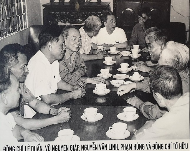 Chân thực những hình ảnh đi cùng năm tháng về nhà thơ Tố Hữu ảnh 12