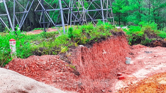 Đua nhau 'xâu xé' đất hành lang lưới điện quốc gia 500KV thành lăng mộ, nghĩa trang ảnh 1