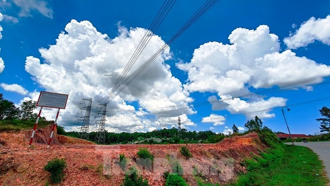 'Xâu xé' đất lưới điện 500kV thành nghĩa trang: Truyền tải điện TT-Huế nói gì? ảnh 7
