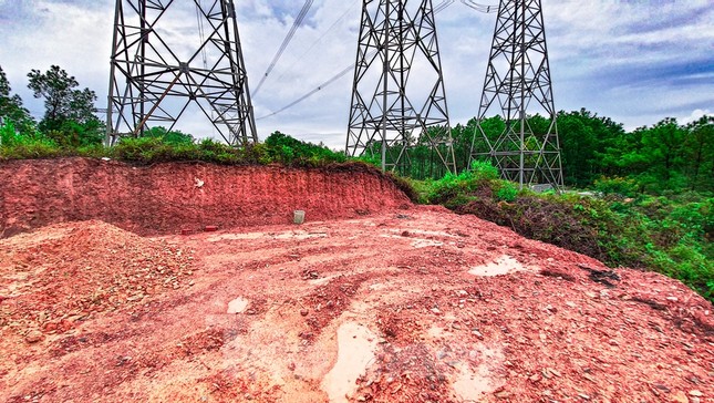 Đua nhau 'xâu xé' đất hành lang lưới điện quốc gia 500KV thành lăng mộ, nghĩa trang ảnh 2