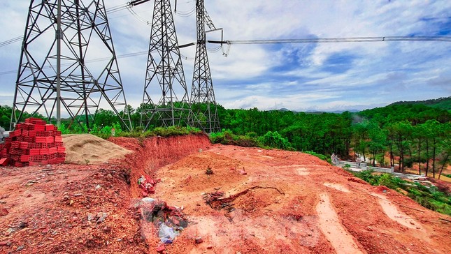 Đua nhau 'xâu xé' đất hành lang lưới điện quốc gia 500KV thành lăng mộ, nghĩa trang ảnh 4