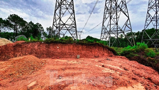 'Xâu xé' đất lưới điện 500kV thành nghĩa trang: Truyền tải điện TT-Huế nói gì? ảnh 2
