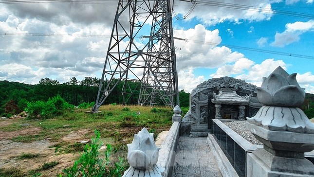 Đua nhau 'xâu xé' đất hành lang lưới điện quốc gia 500KV thành lăng mộ, nghĩa trang ảnh 6