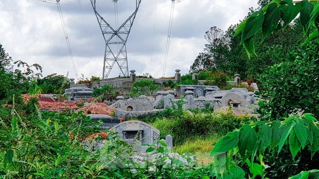 Đất lưới điện quốc gia thành nghĩa trang: Giật mình số lượng lăng mộ ảnh 3